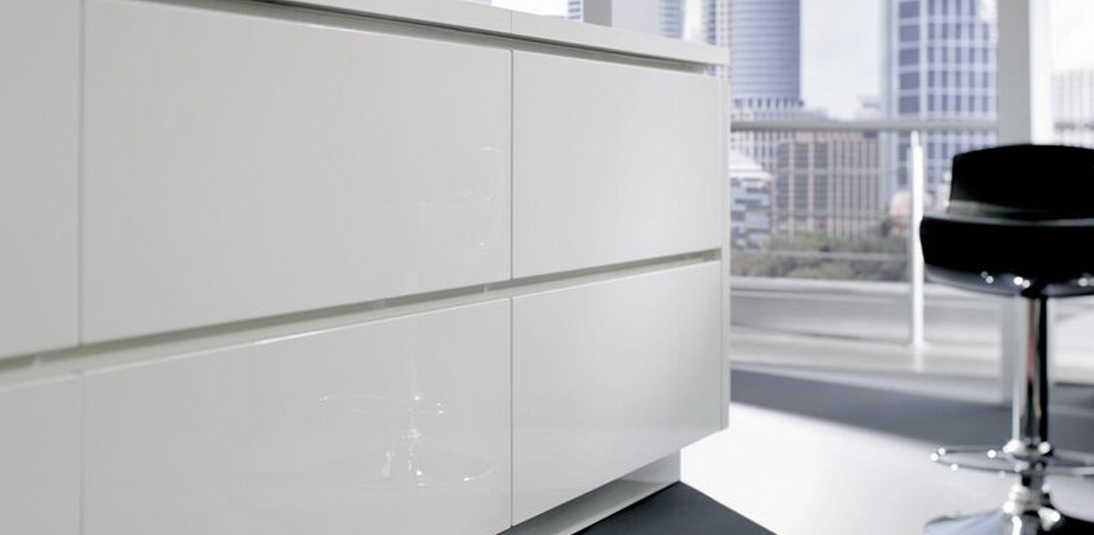 white gloss kitchen cabinets